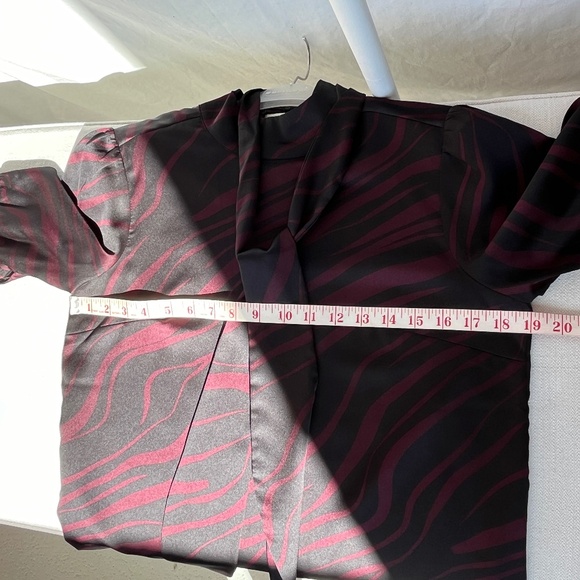 Simons Contemporaine (S) tie-neck short sleeve top in black & burgundy, EUC. - Picture 10 of 13
